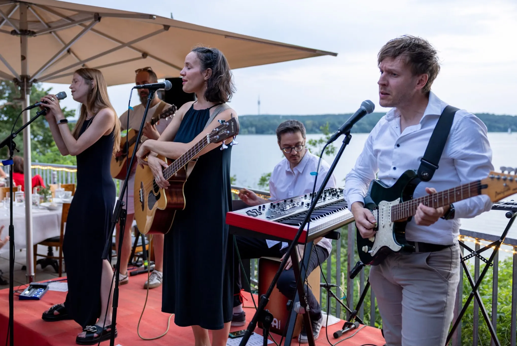 Die Band spielt auf einer Hochzeit am See