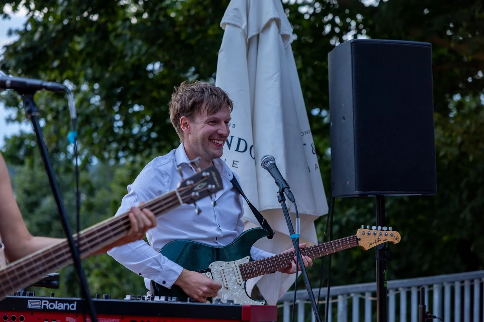 Tobias und Debbie beim Akustik-Set am See