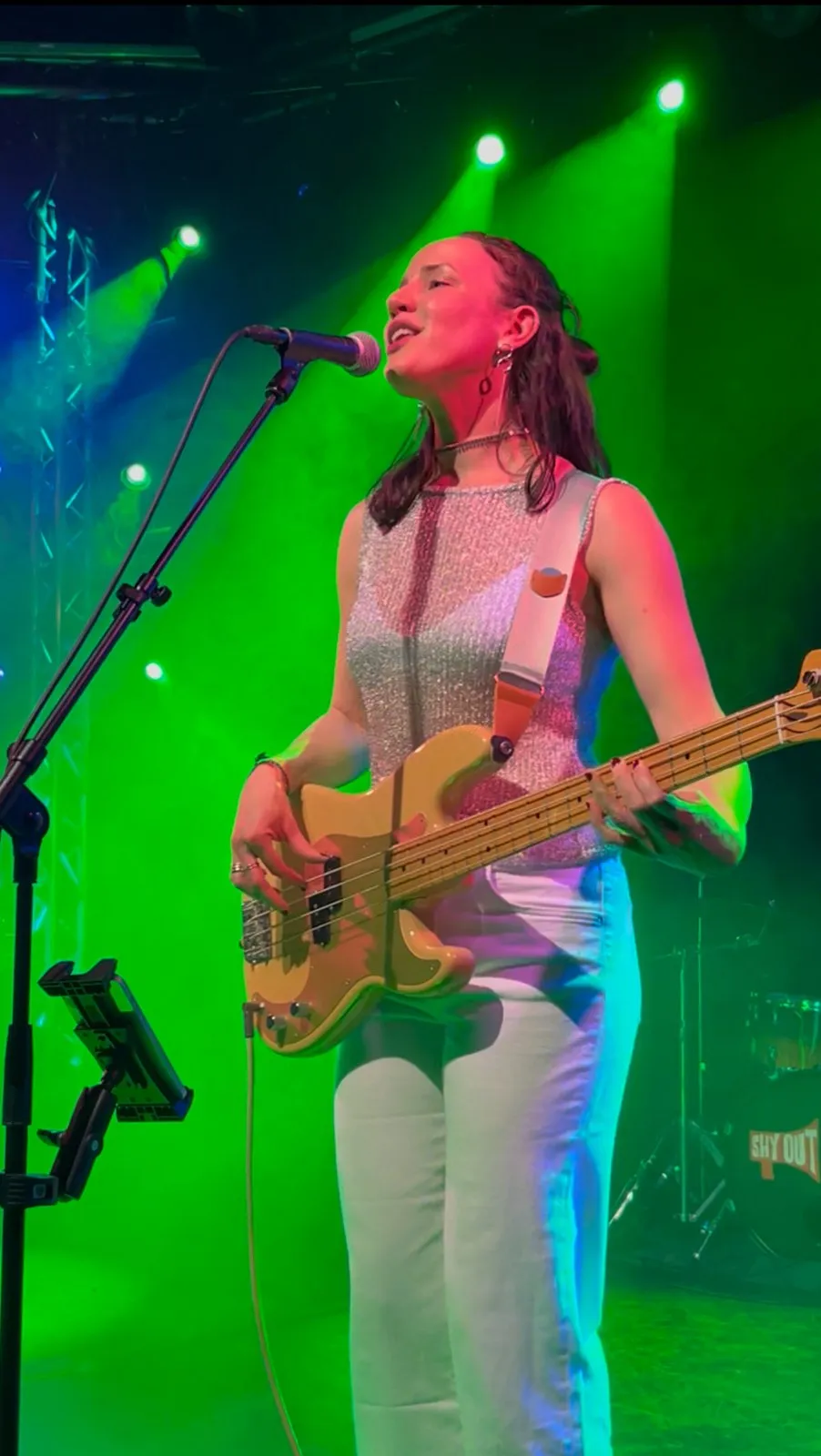 Debbie am Bass im grünen Licht